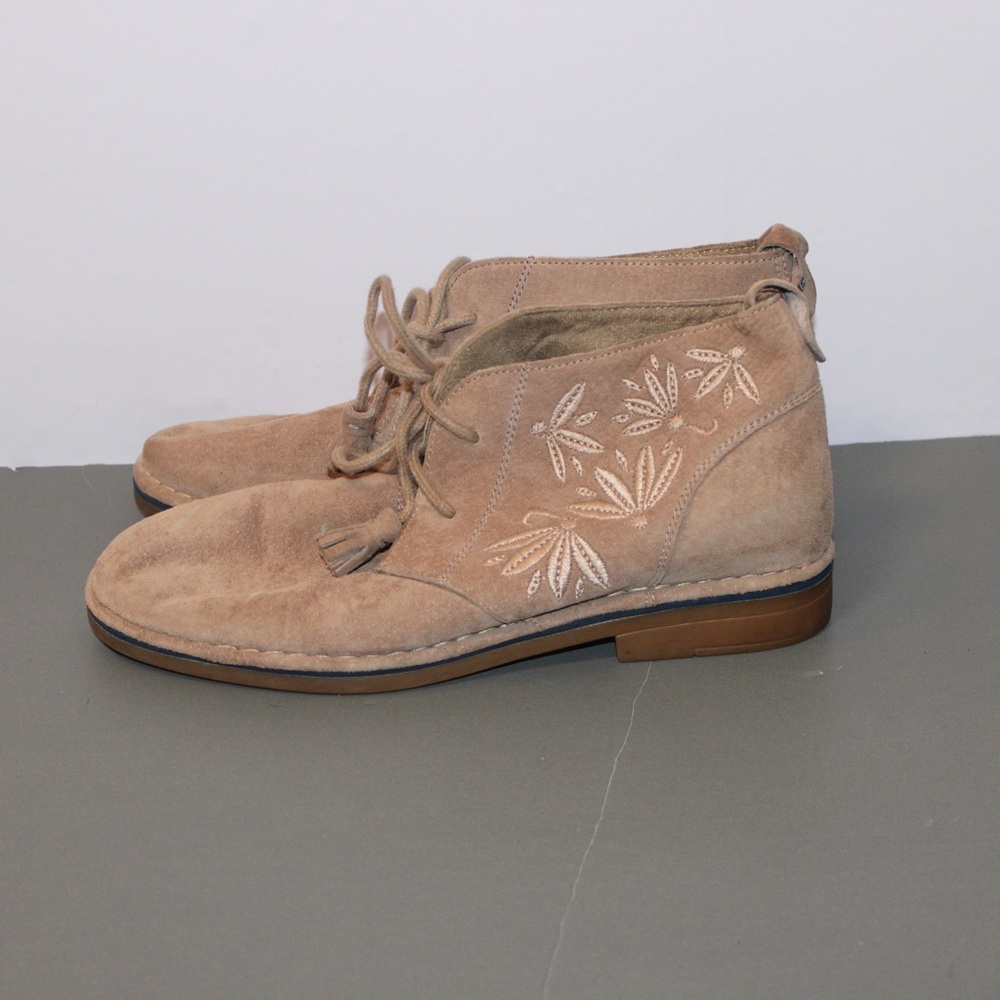 Hush Puppies Women’s Tan Suede Moccasins Size 8 Floral Embroidered Comfort Shoes